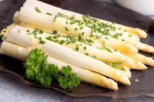 Asparagi bianchi con salsa olandese